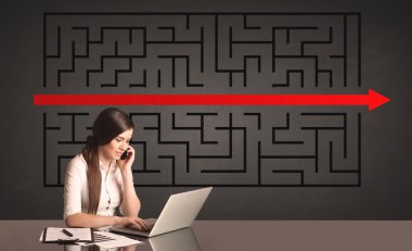 iş kadını ile arka planda çözülen bulmaca