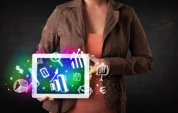 Junge Person mit Tablet mit Diagramm- und Diagrammsymbolen — Stockfoto