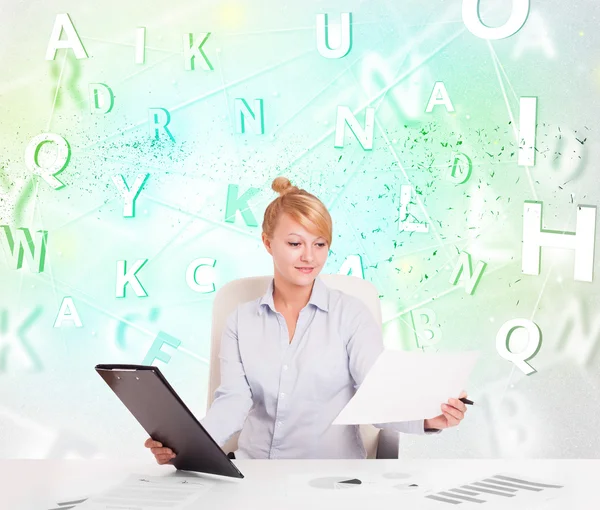 Biznes kobieta na biurku z zielonego słowa chmura — Zdjęcie stockowe