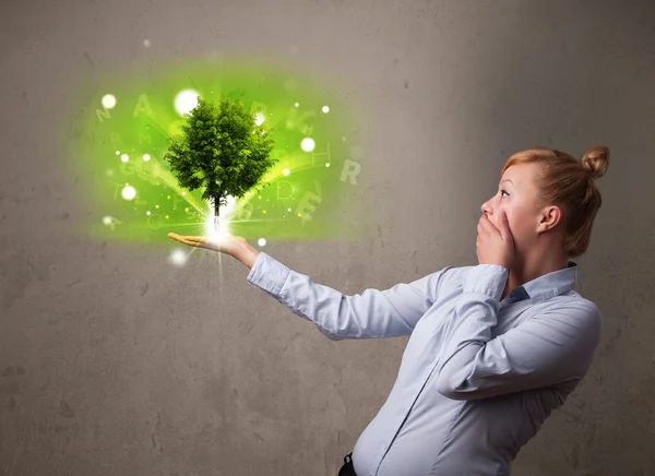 Світле дерево росте в руці бізнес-леді — стокове фото