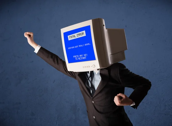 Pessoa com uma cabeça de monitor e tela azul de erro fatal no di — Fotografia de Stock