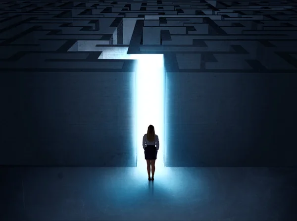 Homem na entrada de um labirinto — Fotografia de Stock