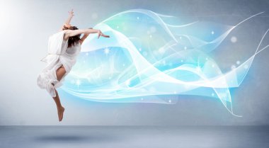 Etrafında soyut mavi eşarpla atlayan sevimli bir genç.