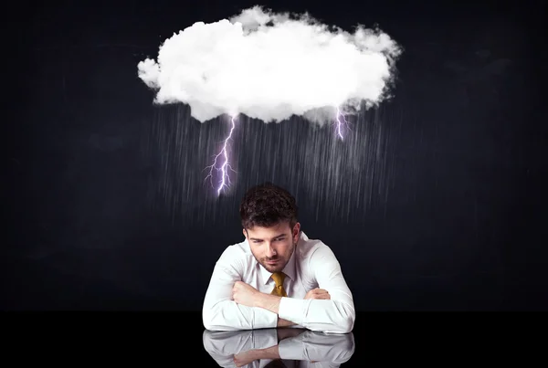 Deprimido hombre de negocios sentado bajo una nube — Foto de Stock