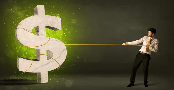 Деловой человек тянет большой зеленый знак доллара — стоковое фото