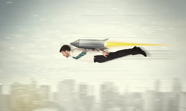Superhelden-Geschäftsmann fliegt mit Jet-Pack-Rakete über der Stadt — Stockfoto