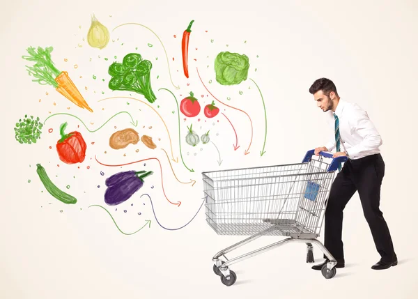 Empresário com carrinho de compras com legumes — Fotografia de Stock