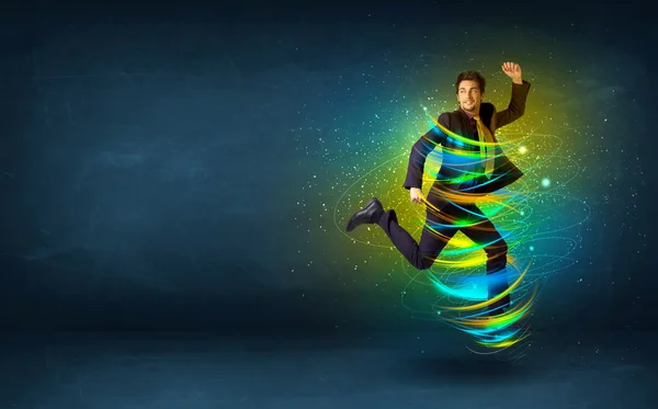 Возбужденный бизнесмен прыгает с энергичными красочными линиями — стоковое фото