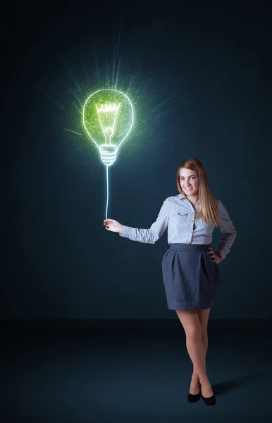 Femme d'affaires avec une ampoule d'idée — Photo