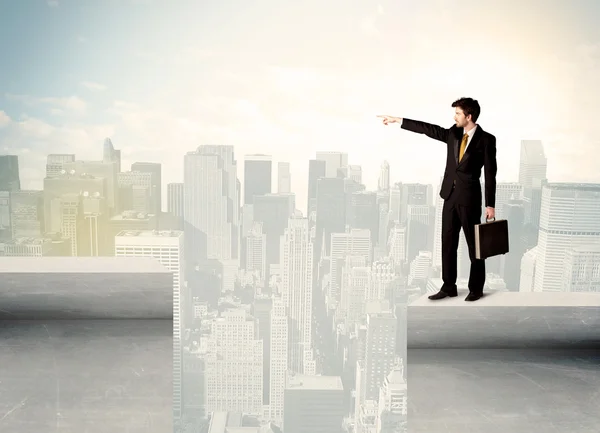 Businessman standing on the edge of rooftop — Stock Photo, Image