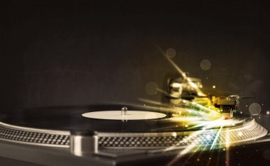 müzik oyuncu oynarken vinil ile parlayan gerek gelen satırları