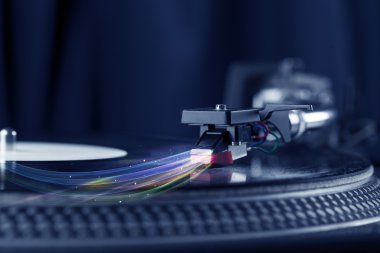 Renkli soyut çizgilerle vinil müzik çalan müzik çalar
