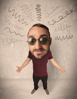 koca kafa kişi kıvırcık çizgilerle