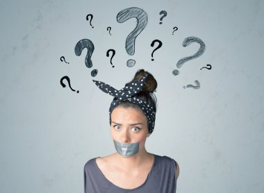 Ağzı yapış yapış ve soru işaretleri olan genç bir kadın.