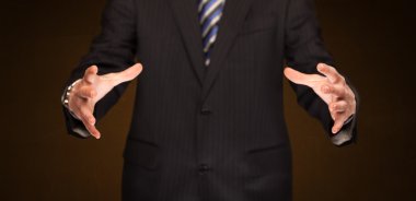 bir şey tutan işadamı