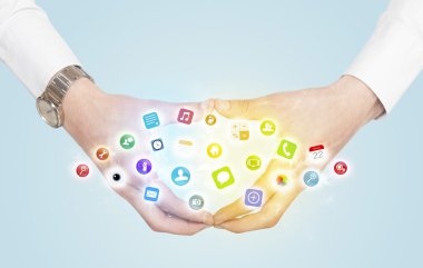 Eller mobil uygulama simgeleri ile bir form oluşturuluyor