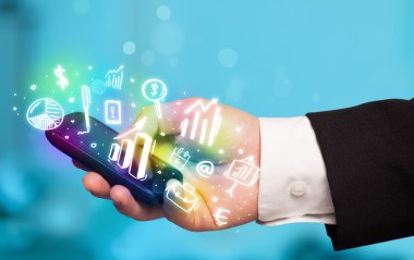 Finans ve pazar simgelerine ve sembollerine sahip akıllı telefon