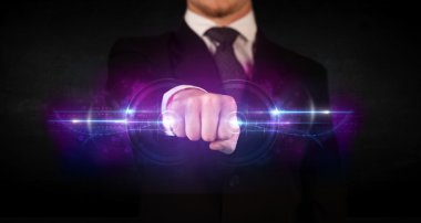 İş adamı gelecekteki teknoloji veri ağı tutuyor 