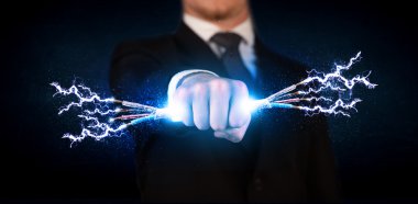 Elektrik kablolarını tutan iş adamı