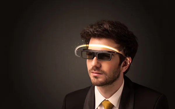 Bonito homem olhando com óculos futuristas de alta tecnologia — Fotografia de Stock