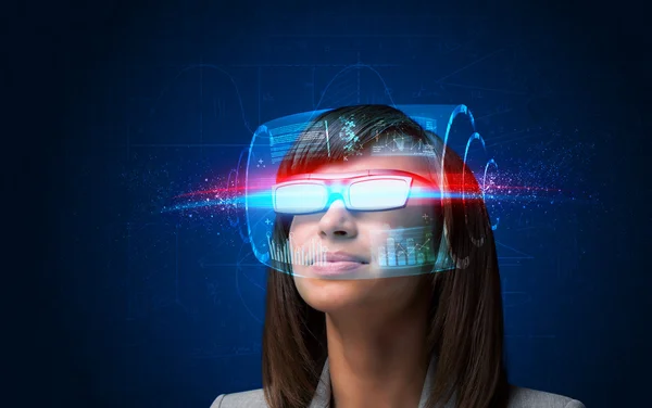 Kobieta przyszłości w zaawansowanych technologicznie inteligentnych okularach — Zdjęcie stockowe