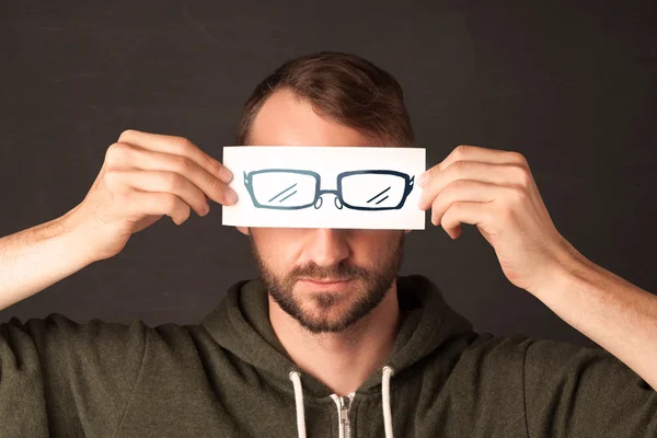 Chico feliz mirando con gafas dibujadas a mano de papel —  Fotos de Stock