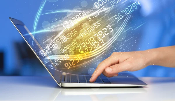 Modern defter üzerinde gelen sayı teknoloji veri ile yazarak adam