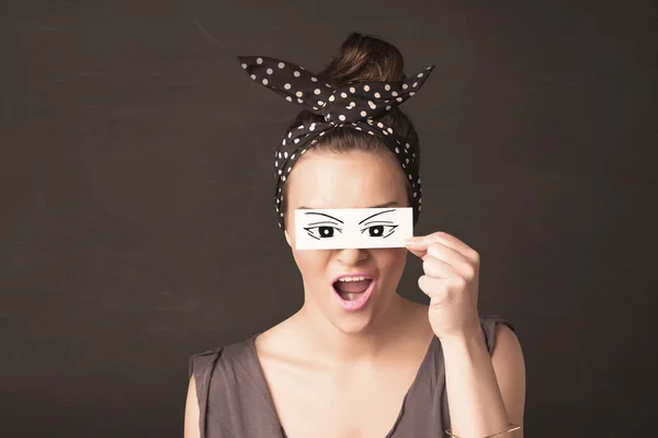 Dumme Jugendliche schauen mit handgezeichnetem Augenpapier — Stockfoto