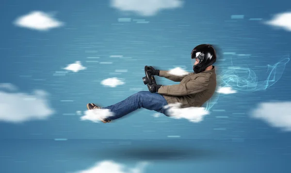 Funny racedriver jeune homme conduite entre les nuages concept — Photo