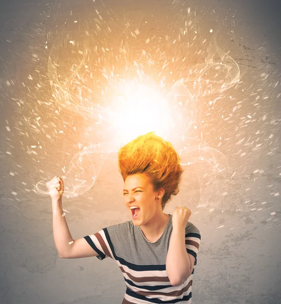Jonge vrouw met energiek exploderend rood haar — Stockfoto