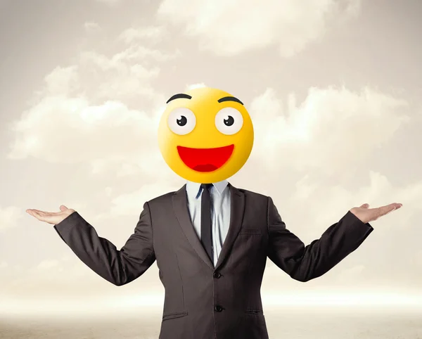 Affärsman bär gul smiley ansikte — Stockfoto