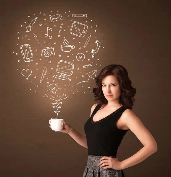 ソーシャルメディアのアイコンが付いた白いカップを持っているビジネスマンの女性 — ストック写真