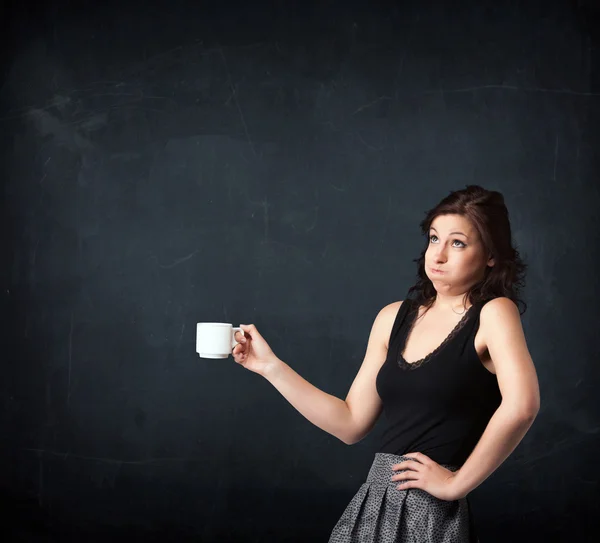 Femme d'affaires tenant une tasse blanche — Photo