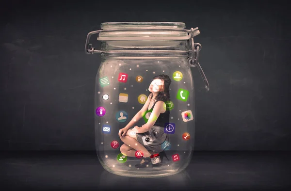 Empresária capturada em um frasco de vidro com ícones de aplicativos coloridos c — Fotografia de Stock