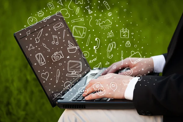 Laptop mit handgezeichneten Symbolen und Symbolen — Stockfoto