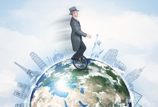 Homme chevauchant monocycle autour du globe avec les grandes villes — Photo