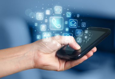 El smartphone telefon app simgeleri ile tutarak