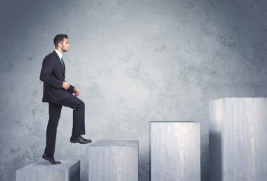 Bir merdiven çıkıyorum