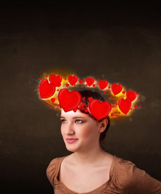 Kafasında kalp çizimleri olan genç bir kız.