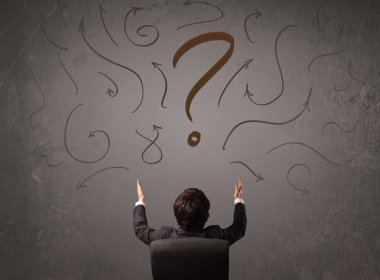 İş adamı soru işareti skecine bakıyor.