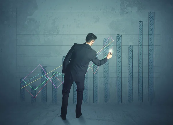 Geschäftsmann zeichnet Diagramm — Stockfoto