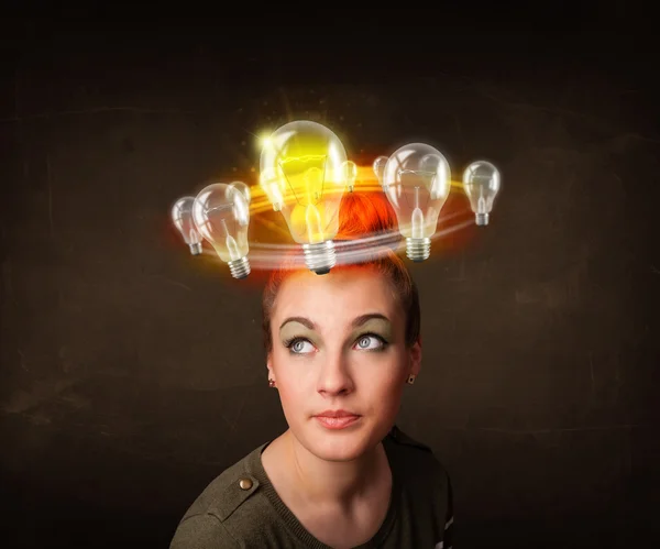 Vrouw met gloeilampen cirkelen rond haar hoofd — Stockfoto