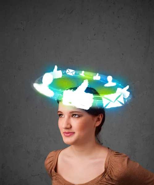 Jeune adolescente avec des icônes sociales nuage autour de sa tête — Photo