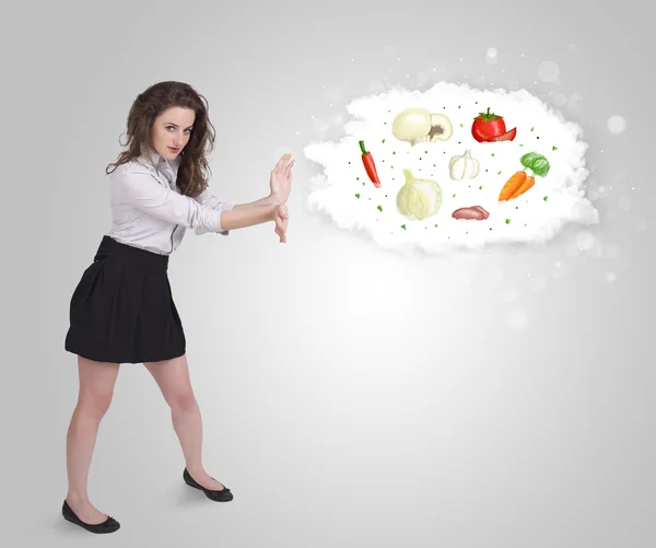 Mujer bonita presentando una nube de vegetales nutritivos saludables — Foto de Stock