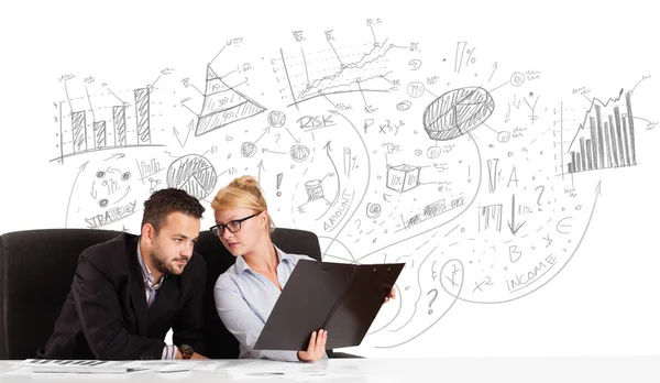 Zakelijke personen aan het bureau met handgetekende kaarten — Stockfoto