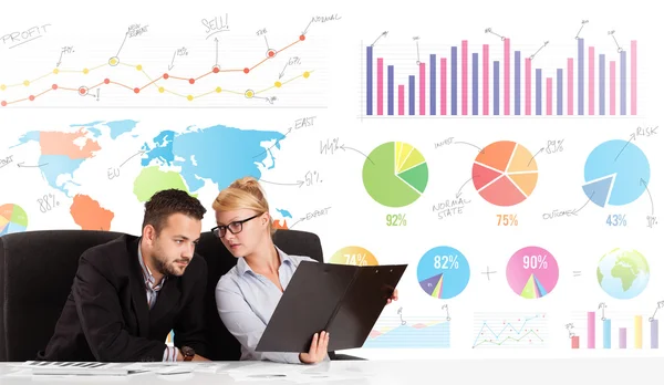 Business man och kvinna med färgstarka diagram — Stockfoto