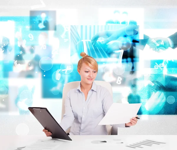 Osoba biznesowa przy biurku z nowoczesnymi obrazami technologicznymi na tle — Zdjęcie stockowe