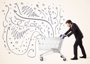 Alışveriş arabalı bir iş adamı.