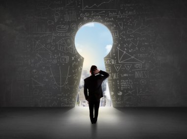 Parlak şehir manzaralı anahtar deliğine bakan bir işadamı 