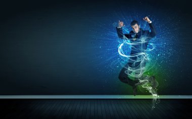 Yetenekli neşeli iş adamı parlayan enerji hatlarıyla zıplıyor